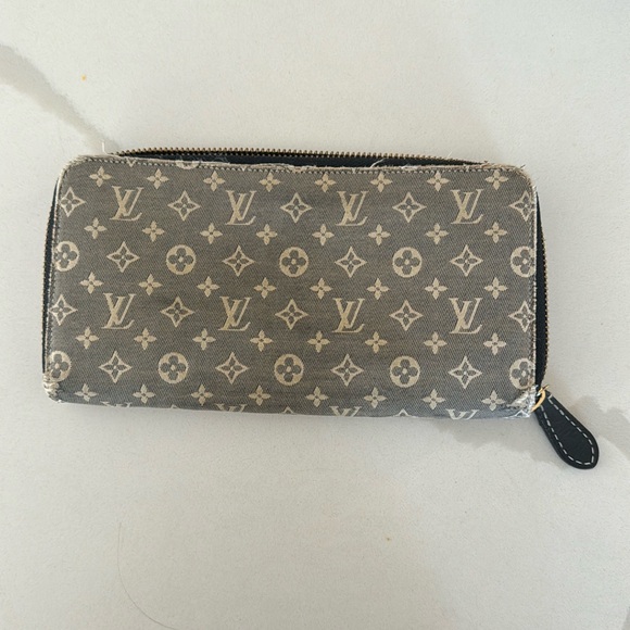 Louis Vuitton wallet - Picture 1 of 5
